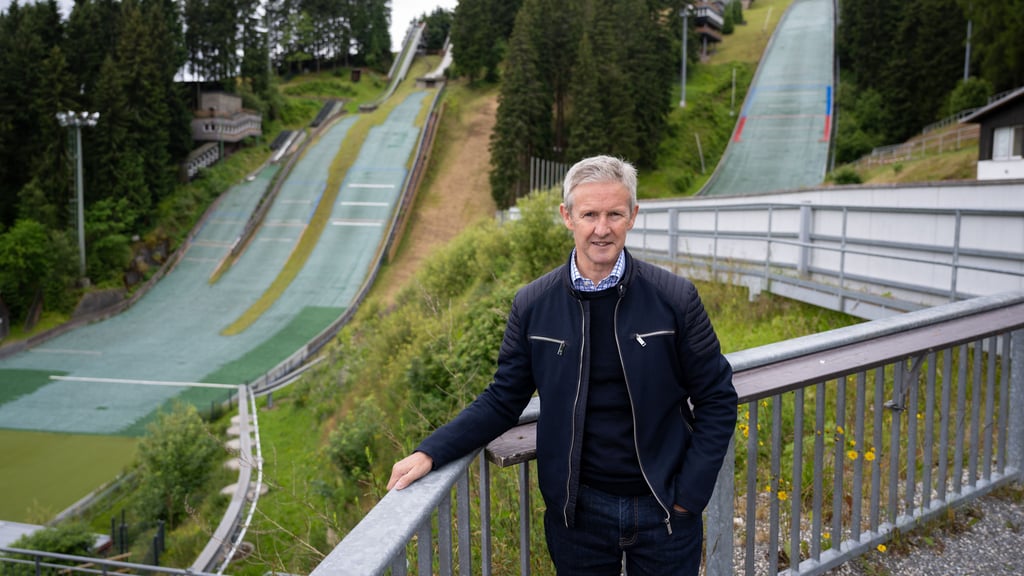 Skisprung-Olympiasieger Jens Weißflog an der Fichtelbergschanze, seiner früheren Hausschanze in Oberwiesenthal.