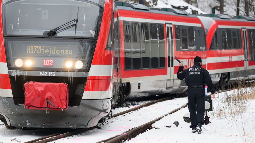 Die Fahrgäste blieben unverletzt.