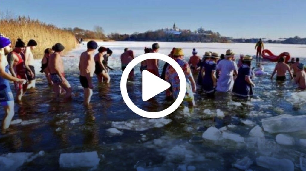 Mit Mütze und Kostüm: Beim Naujahrsschwimmen am Süßen See sind am Sonntag rund 50 Teilnehmer in das eisige Wasser gestiegen.&nbsp;