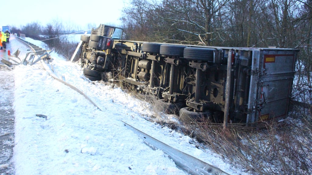 Der mit Rüben beladene Lkw war aus bislang unbekannter Ursache von der A14 abgekommen und im Straßengraben gelandet.