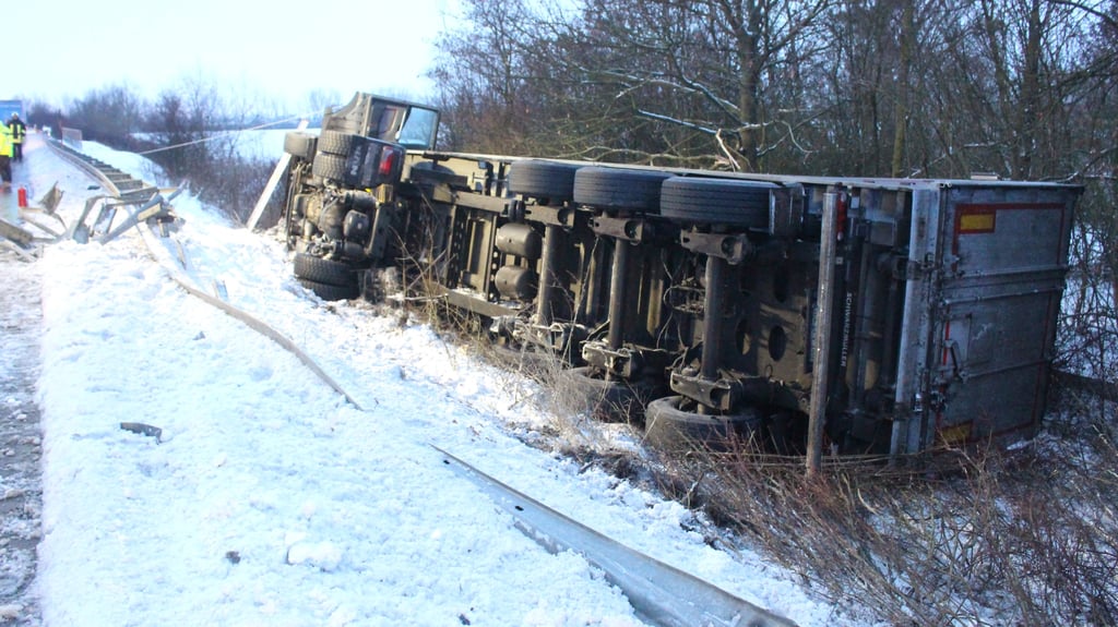 Der mit Rüben beladene Lkw war aus bislang unbekannter Ursache von der der A14 abgekommen und im Straßengraben gelandet.