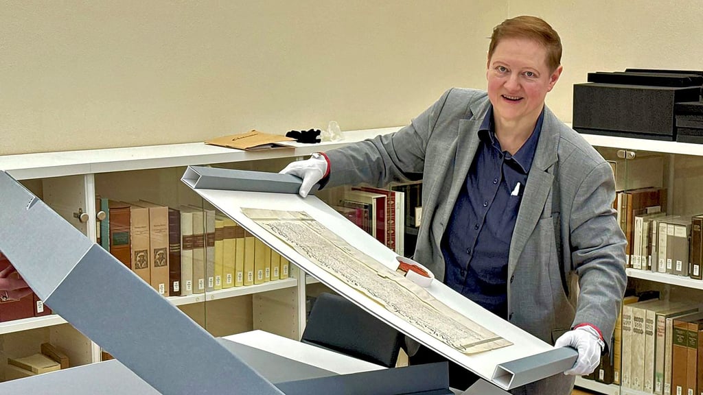 Julia Knödler mit restaurierten Urkunden