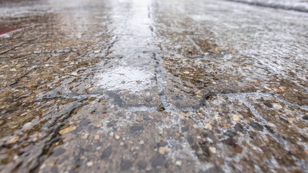 Für die Zerbster Region gilt eine Unwetterwarnung vor Glatteis - darauf reagieren die Schulen.