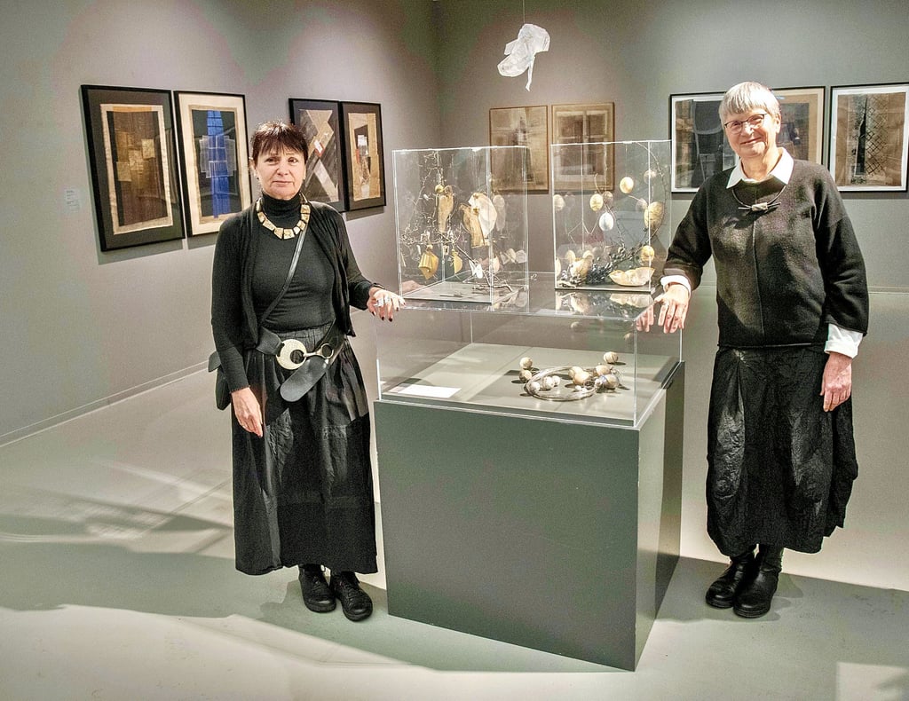 Ursula Stroedickes Töchter bei der Ausstellungseröffnung „Ursula Stroedicke - Textilkunst“ in der Kunsthalle.