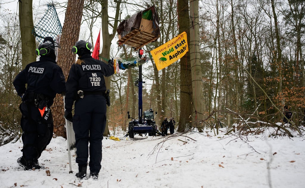 Polizisten räumen Plattformen in einem Wald bei Lüneburg, auf denen Aktivisten seit Wochen gegen den Ausbau der A39 protestieren.