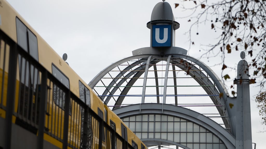 Wegen Bauarbeiten am Bahnhof Nollendorfplatz kommt es auf mehreren U-Bahnlinien über Monate zu Einschränkungen. (Archivbild)