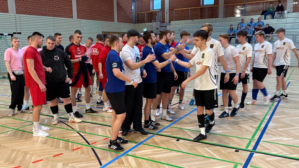 16 Teams sind beim 6. Mitternachtsturnier in der Täve-Schur-Halle in Burg angetreten.