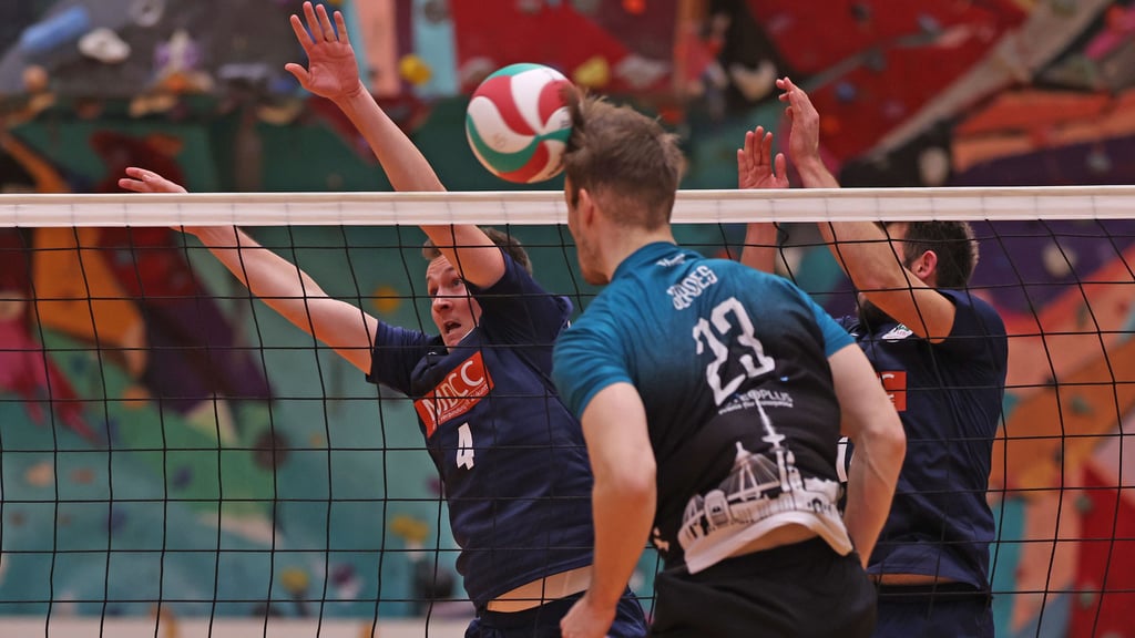 Punktete und blockte über die Mitte: Christoph Liebsch (l./hier gegen Eimsbüttel). Nur zum Sieg sollte es für ihn und den USC in Potsdam nicht reichen.