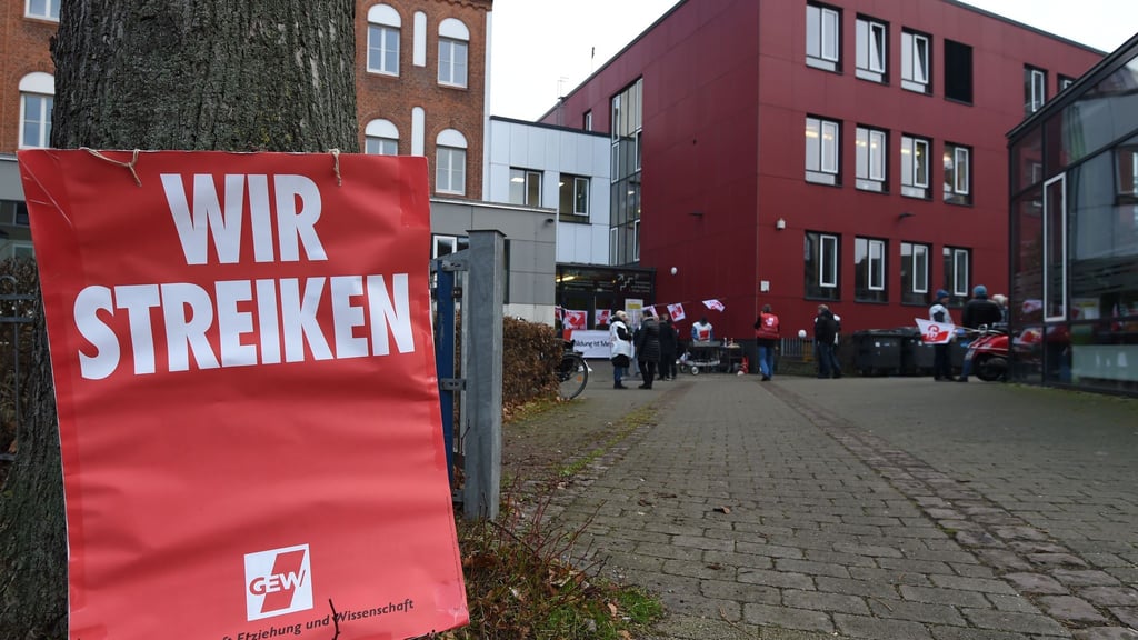 Die Gewerkschaft Erziehung und Wissenschaft (GEW) hat zu ganztägigen Warnstreik an Schulen in Bremen aufgerufen. (Archivbild)