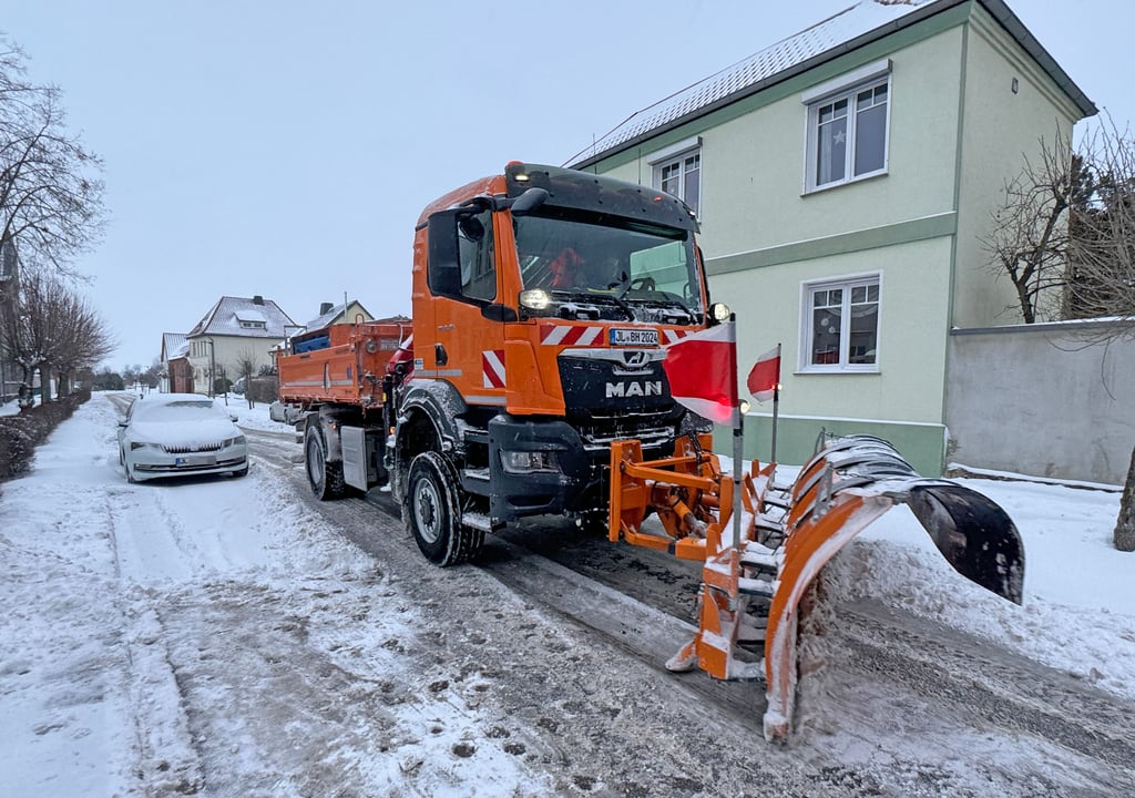 Ein Fahrzeug des Möckeraner Bauhofs räumte am Wochenende Schnee .