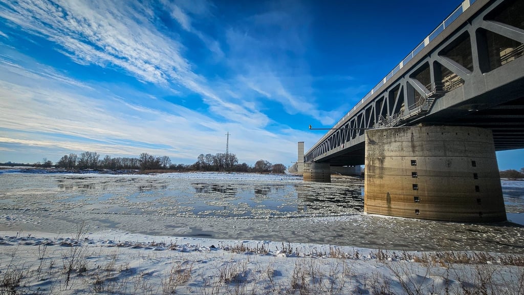 Die Winterwunderlandschaft zeigt sich an der Trogbrücke bei Hohenwarthe besonders schön.