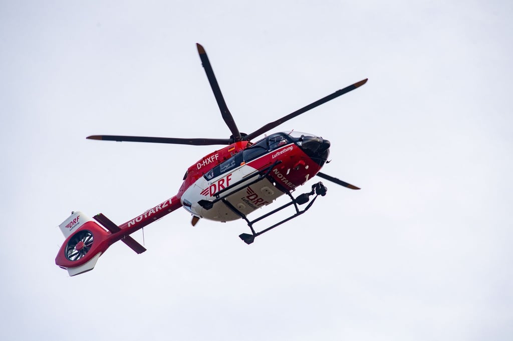 Der 45-Jährige wurde mit einem Rettungshubschrauber ins Krankenhaus gebracht. (Symbolbild)