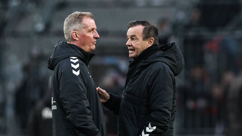 Sind keineswegs begeistert von der Trainingssituation in Magdeburg: FCM Trainer Petrik Sander (l.) und Sportchef Otmar Schork.