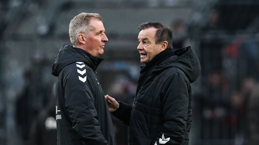 Sind keineswegs begeistert von der Trainingssituation in Magdeburg: FCM Trainer Petrik Sander (l.) und Sportchef Otmar Schork.