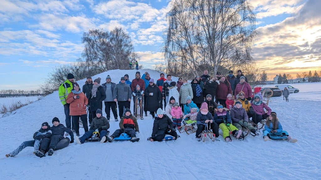 Ein frostiger Nachmittag am Rodelberg in Uthmöden: Im Schnee wurde der Grill angezündet und die Kinder rodeln dick eingepackt den Hügel hinunter.