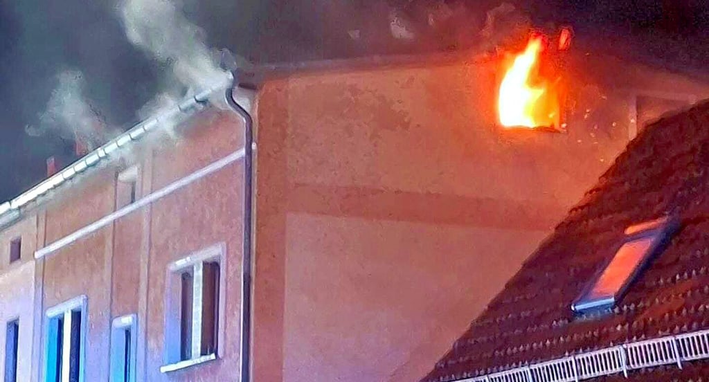 Eine Silvesterrakete hat mutmaßlich das Fenster eines Wohnhauses in Schönebeck durchschlagen und das dahinter befindeliche Kinderzimmer in Brand gesetzt. Die Polizei ermittelt wegen des Verdachts der fahrlässiger Brandstiftung.