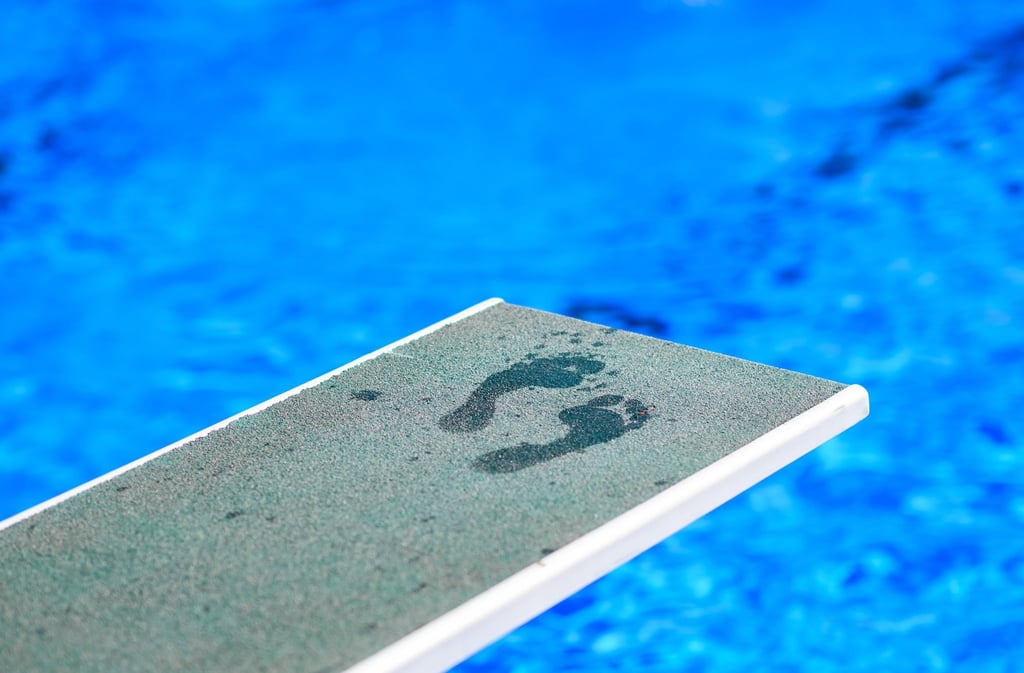 Wer im Schwimmbad barfuß unterwegs ist, muss damit rechnen, Pilzsporen zu begegnen.