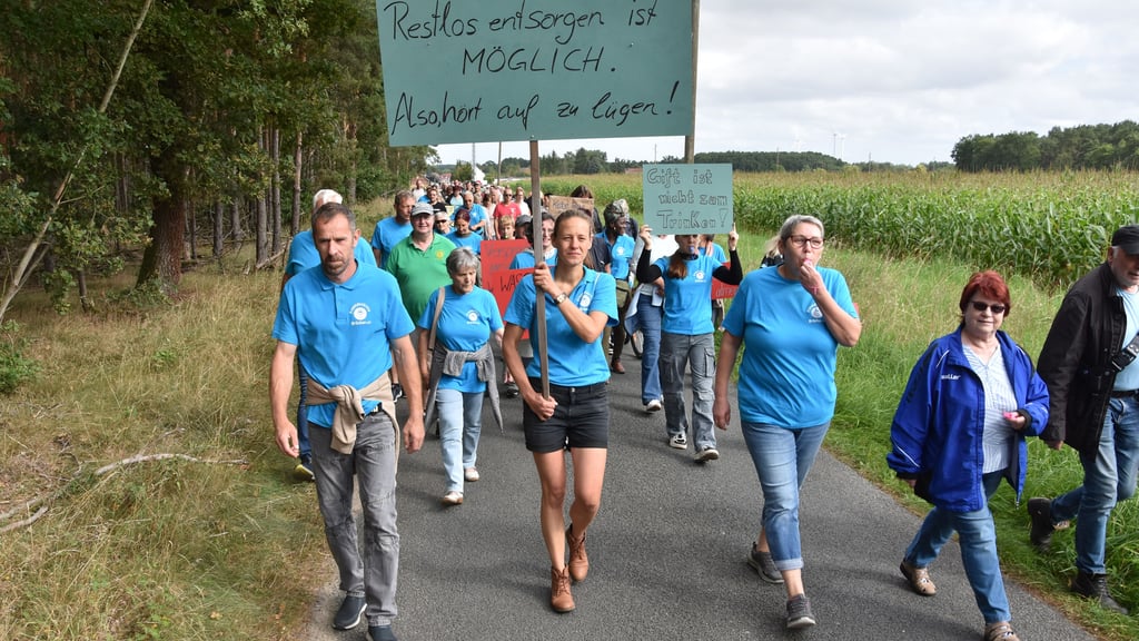 Im August 2025 hatten Menschen aus Brüchau und Umgebung, aber auch Politiker, dagegen demonstriert, dass ein Teil des Giftmülls vor Ort eingekapselt werden darf.