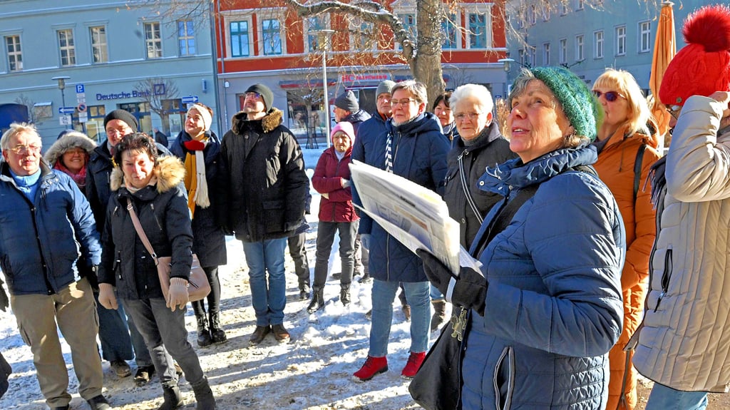 Tag der offenen Tür der Stadt Aschersleben – dazu gehören auch kostenlose Stadtführungen, hier mit Stadtführerin Regina Wichmann (vorne). 