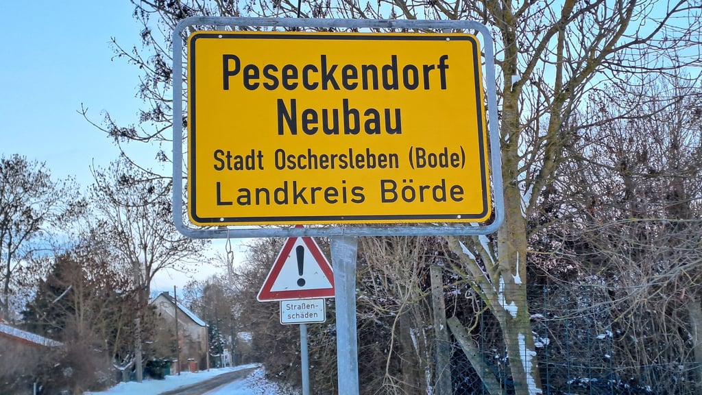 Die Ortsdurchfahrt des Ortsteils Neubau treibt den Peseckendorfer Ortsbürgermeister Jürgen Schlee um. Ein Schild warnt dort vor Straßenschäden.