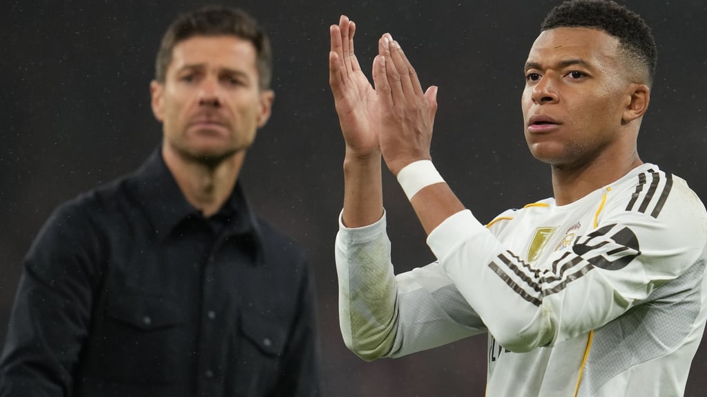 Kylian Mbappé (r) hat sich mit Respekt von seinem bisherigen Trainer Xabi Alonso verabschiedet. (Archivbild)