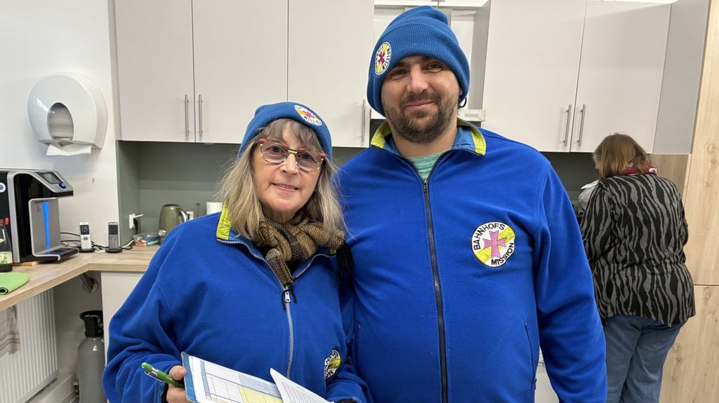 Heidi Linde und Christian Grögler gehören zu den Ehrenamtlichen, die mit einer warmen Tasse Kaffee und einem offenen Ohr für die Hilfesuchenden in der Bahnhofsmission Magdeburg bereitstehen.