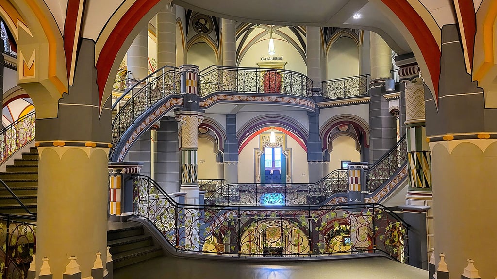 In diesem wunderschön ausgestalteten Gebäude des Landgerichts werden die grausamsten Taten verhandelt.