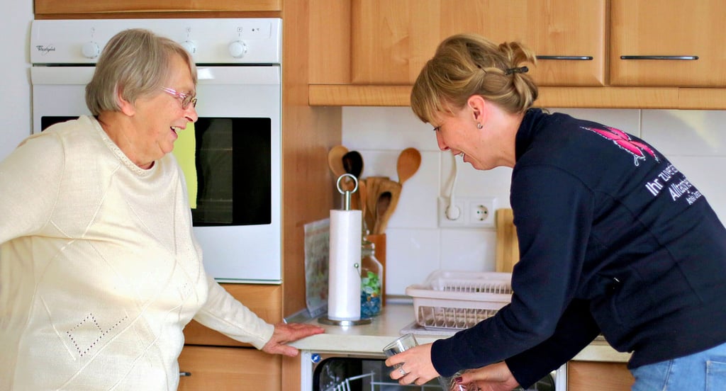 Anika Ghattas (rechts) unterstützt eine 79-jährige Stendalerin als Alltagshelferin im Kreis Stendal. 
