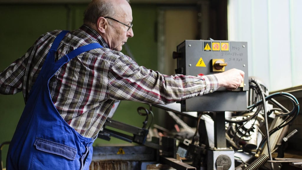 Das Wissen älterer Arbeitnehmer soll in Betrieben erschlossen werden.