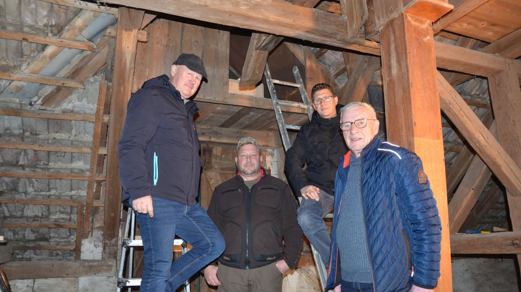 Holm Ramisch, Dirk Schmidt, Andreas Oschim und Erhard Horn (von links) hoffen, dass sich geschützte Vogelarten unter dem Dach des Eisenbahnmuseums „Feldmann“ am Bahnhof Hadmersleben ansiedeln.