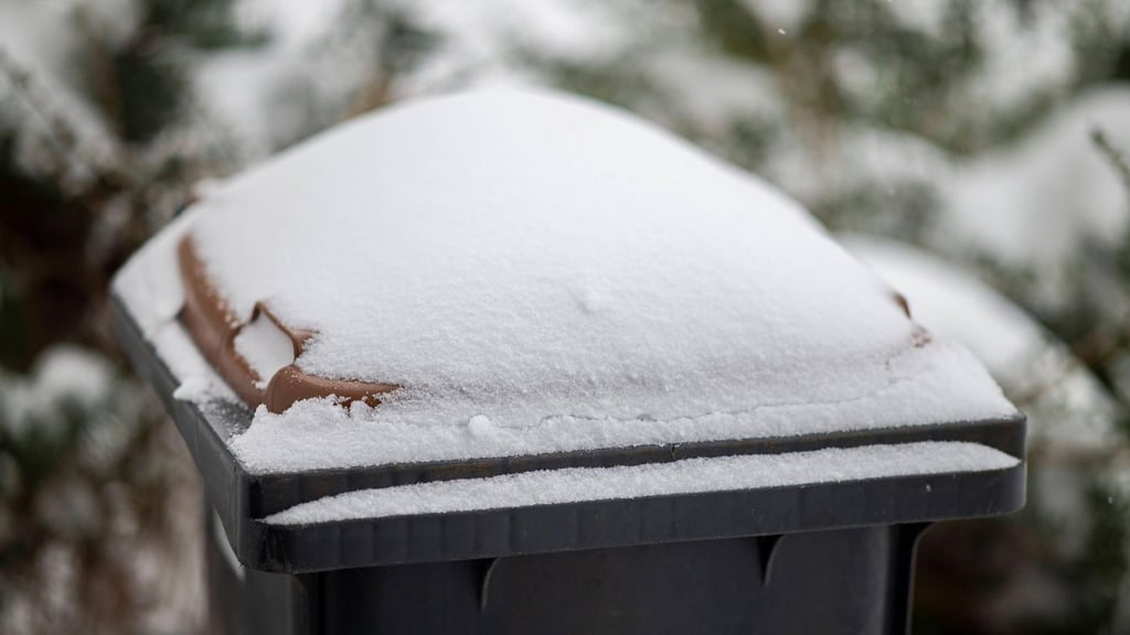 Aufgrund der starken Schneefälle konnten einige Müllbehälter im Salzlandkreis zum Wochenende nicht geleert werden. 