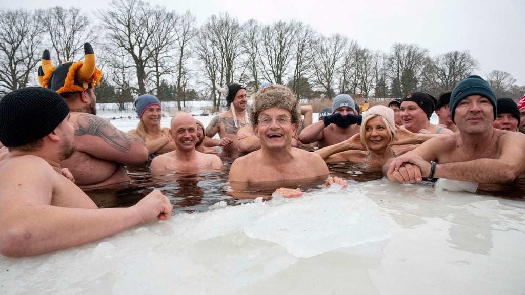 Wigald Boning im Kühnauer See: Im Eisloch war es kuscheligt eng.