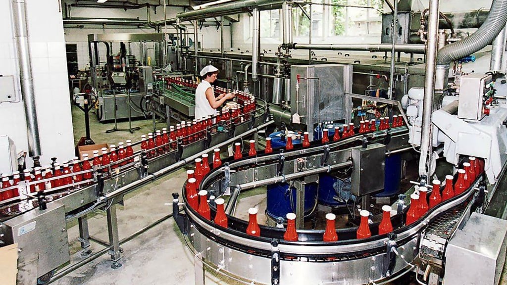 Blick in die Flaschenabfüllung der Produktion Anfang der 2000er Jahre.