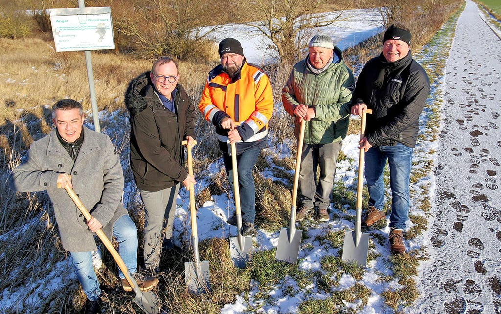 Wegen des Frostes konnte der Spatenstich in der Vorwoche nur symbolisch von Stefan Ruland (von links), Markus Bauer, Robby Beck, Peter Rosenhagen und Tilo Wechselberger gesetzt werden. In der nächsten Woche sollen die Arbeiten zum Durchstich der beiden Saale-Altarme zwischen Plötzkau und Großwirschleben aber starten.