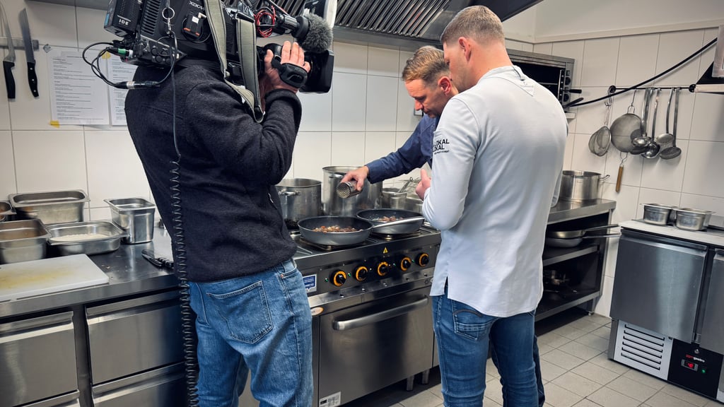 Sternekoch Robin Pietsch (rechts) bei den Dreharbeiten im Gasthaus zum Yachthafen.