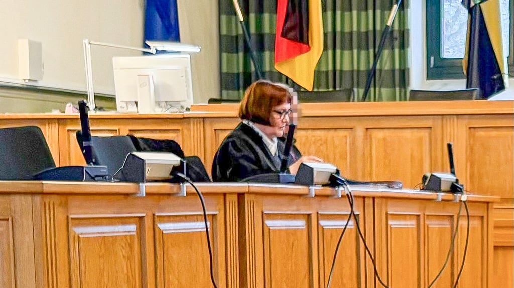 Ein Senior aus dem Jerichower Land muss sich vor dem Landgericht in Stendal verantworten. Mehrfach soll er seine Enkelin dazu gebracht haben, ihn sexuell zu befriedigen.