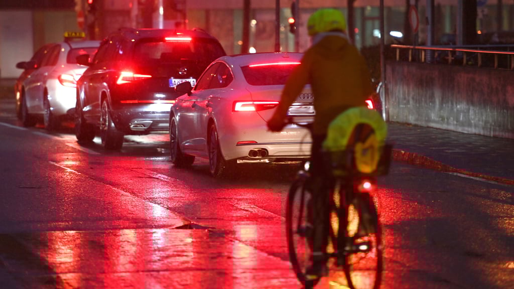 In der dunklen Jahreszeit sind Radfahrer oft schwer zu sehen. 