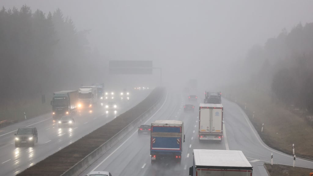 Das Wetter beeinträchtigt den Verkehr auf den Straßen Thüringens und führt zu gefährlichen Bedingungen für Autofahrer. (Symbolbild)