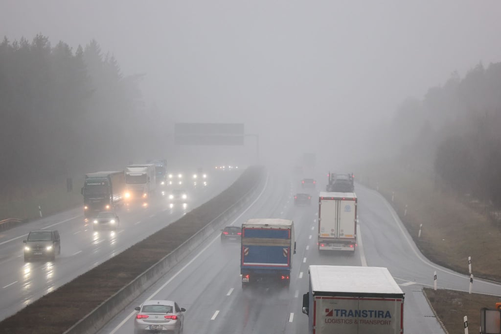 Das Wetter beeinträchtigt den Verkehr auf den Straßen Thüringens und führt zu gefährlichen Bedingungen für Autofahrer. (Symbolbild)