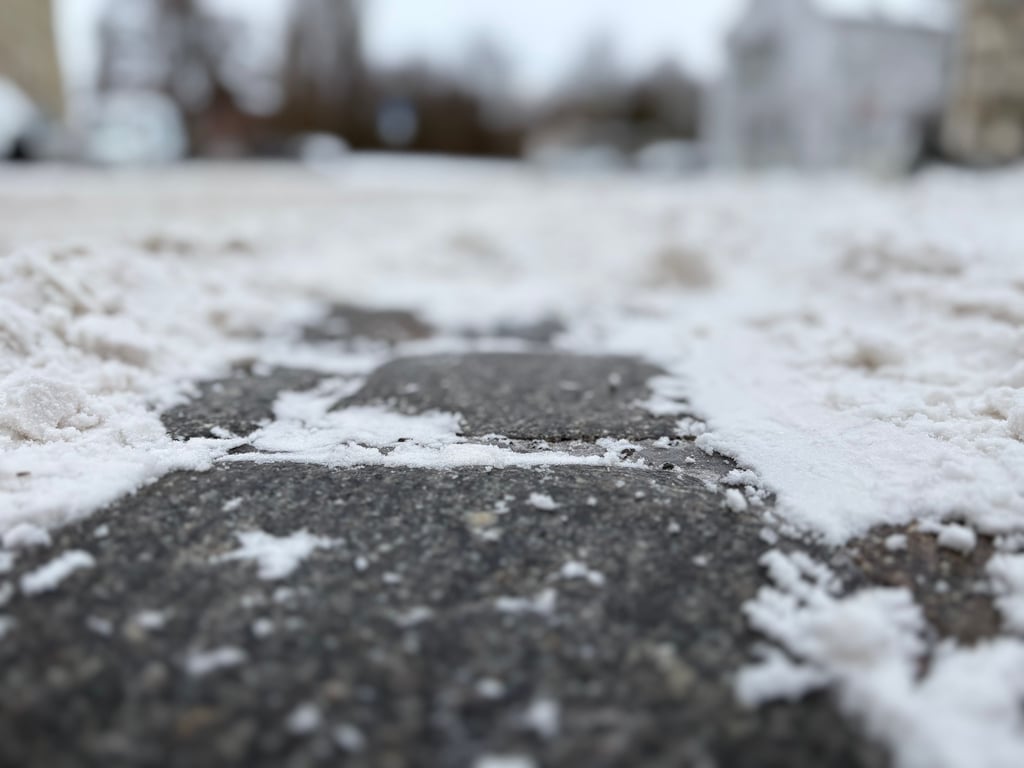 Die Gefahr lauert unter dem Schnee: Einige Straßen im Jerichower Land tragen bereits eine Eisschicht.