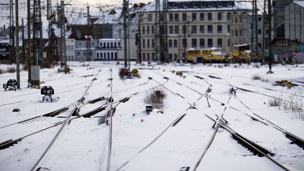 Schnee, Eis und Kälte bremsen den Bahnverkehr in Niedersachsen.