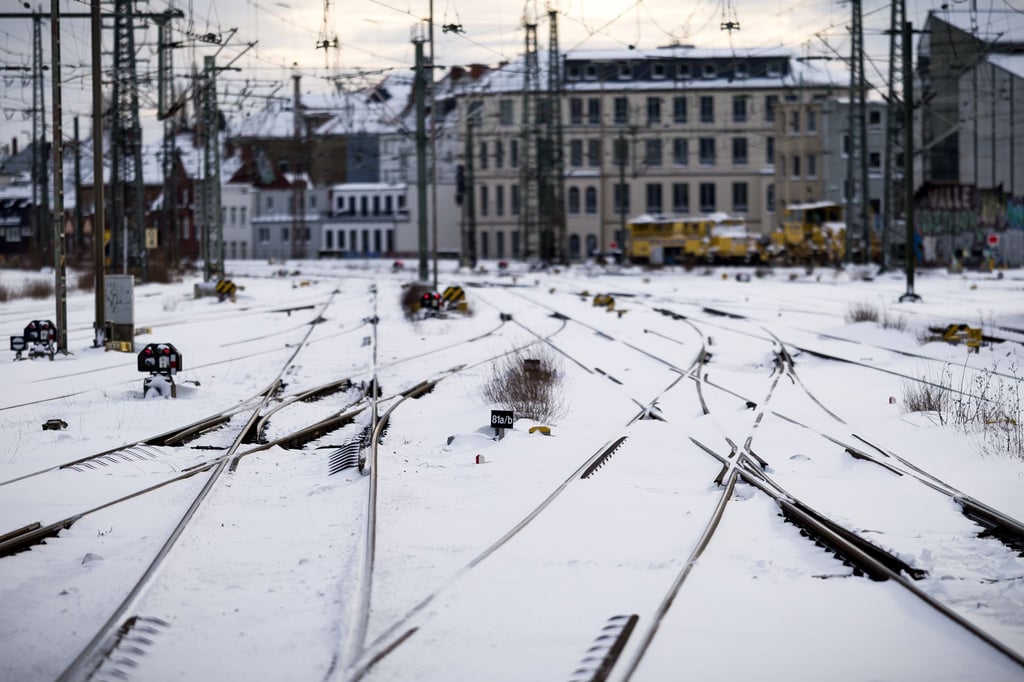 Schnee, Eis und Kälte bremsen den Bahnverkehr in Niedersachsen.