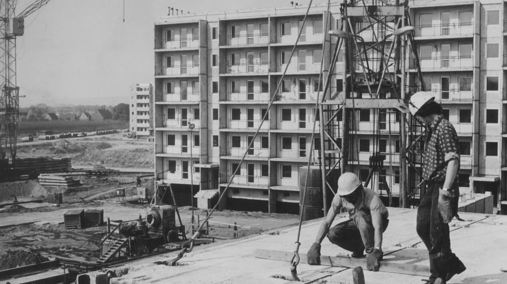 Auf der Großbaustelle des Neubaugebiets Prohlis in Dresden errichtet die Brigade Strehlow am 4. Mai 1976 einen Wohnblock vom Typ WBS 70.