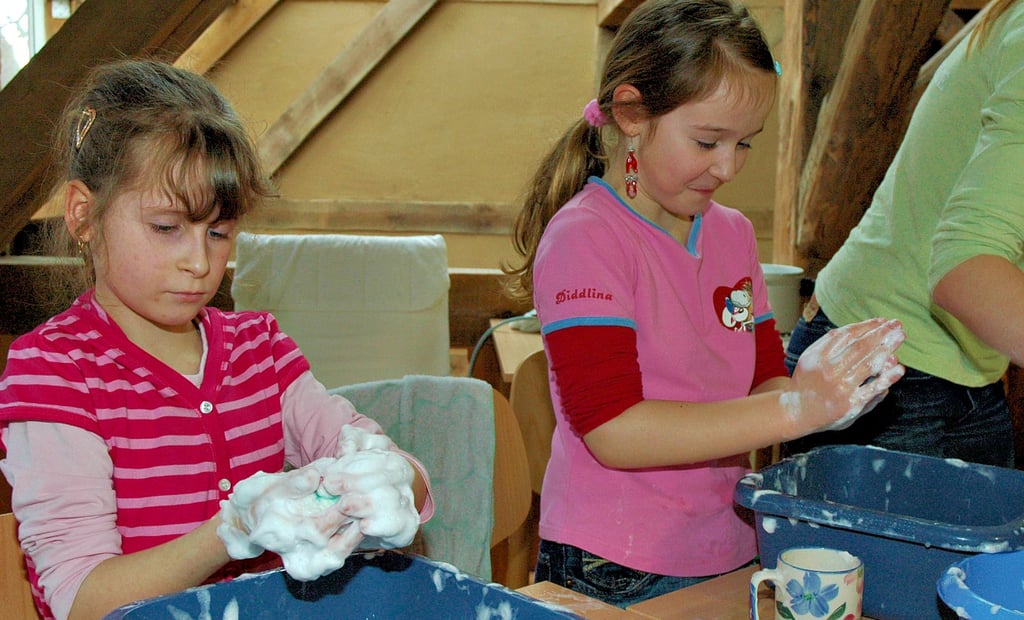 Sowohl Kinder als auch Erwachsene erhalten die Möglichkeit, sich im Bucher Umweltzentrum mit der Technik des Filzens vertraut zu machen.