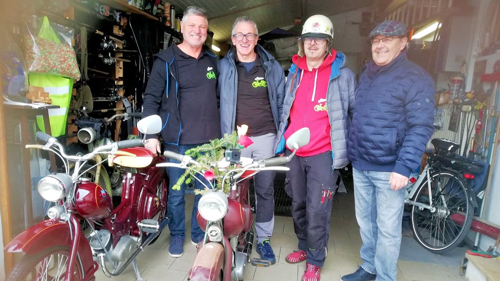 Diese vier Männer gehören zum  Moped-Club SR 2 in Tröglitz: Thomas Körner, Ralf Hendreich, Roman Mechsner und Willibald Freitag (von links).  
