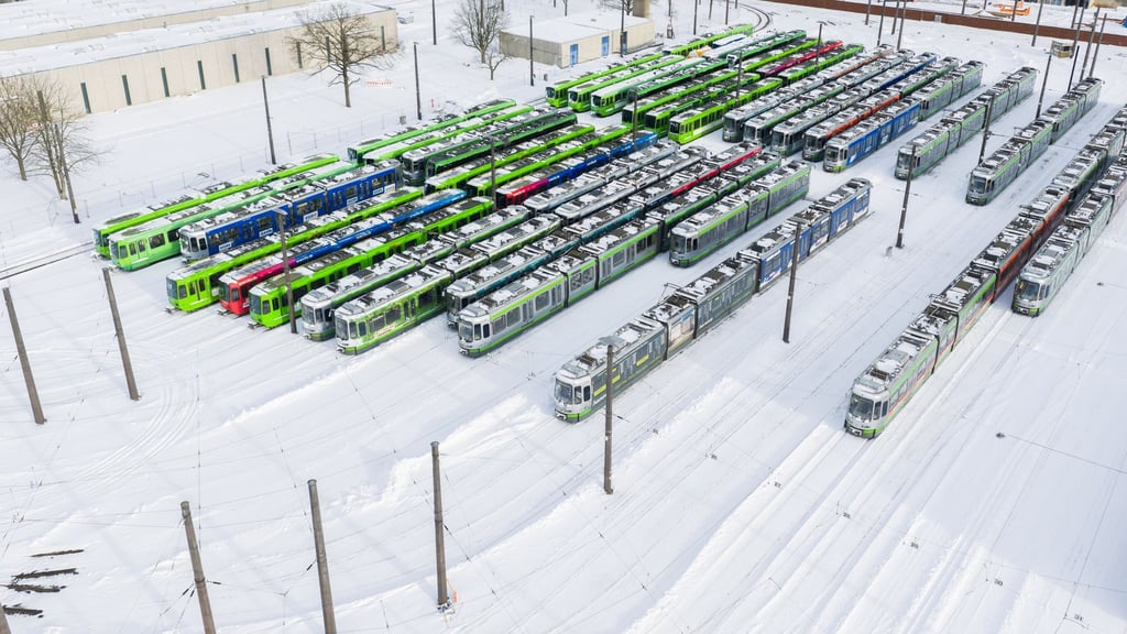 Viele Stadtbahnen der Üstra blieben in den vergangenen Tagen wegen des eisigen Wetters in den Betriebshöfen.