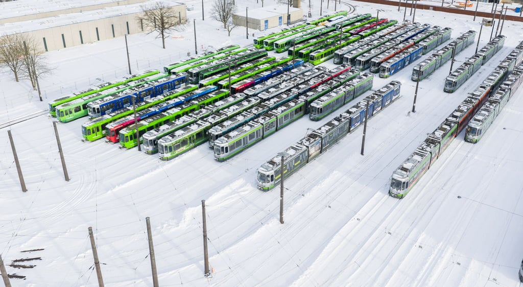 Viele Stadtbahnen der Üstra blieben in den vergangenen Tagen wegen des eisigen Wetters in den Betriebshöfen.
