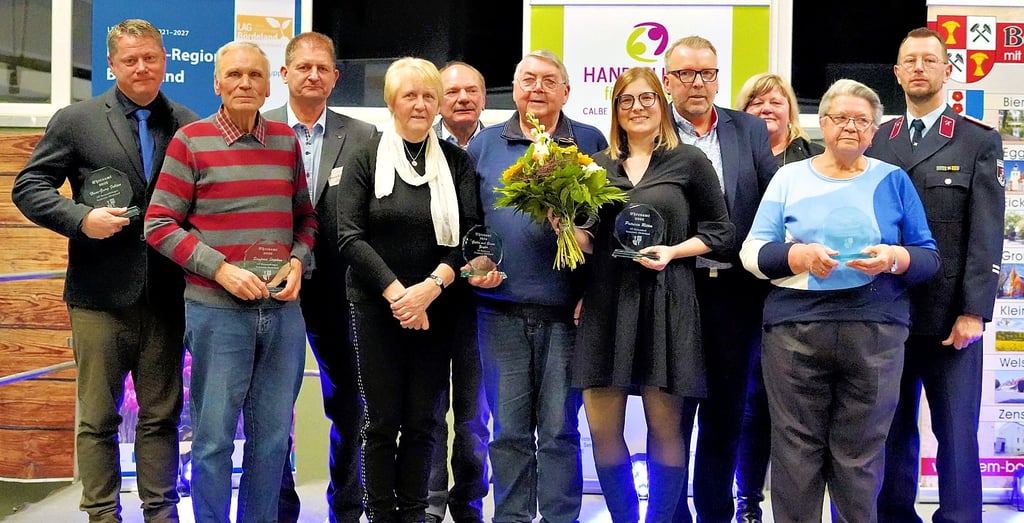 In diesem Jahr wurden sechs Ehrenamtliche für ihre Arbeit gewürdigt. Alle Preisträger und Laudatoren stehen zum Abschluss gemeinsam auf der Bühne: (v.l.) Hans-Georg Fabian, Siegfried Stephan, Marco Schmoldt, Gisela Ziegler, Hans-Jürgen Korn, Elmar Ziegler, Patricia Ritter, Swen Preisigke, Ines Schleinitz, Heike Gillich und Andreas Arland. 