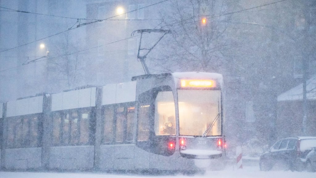 Mehrere Straßenbahnlinien bleiben in Bremen bis auf weiteres außer Betrieb. (Archivbild)