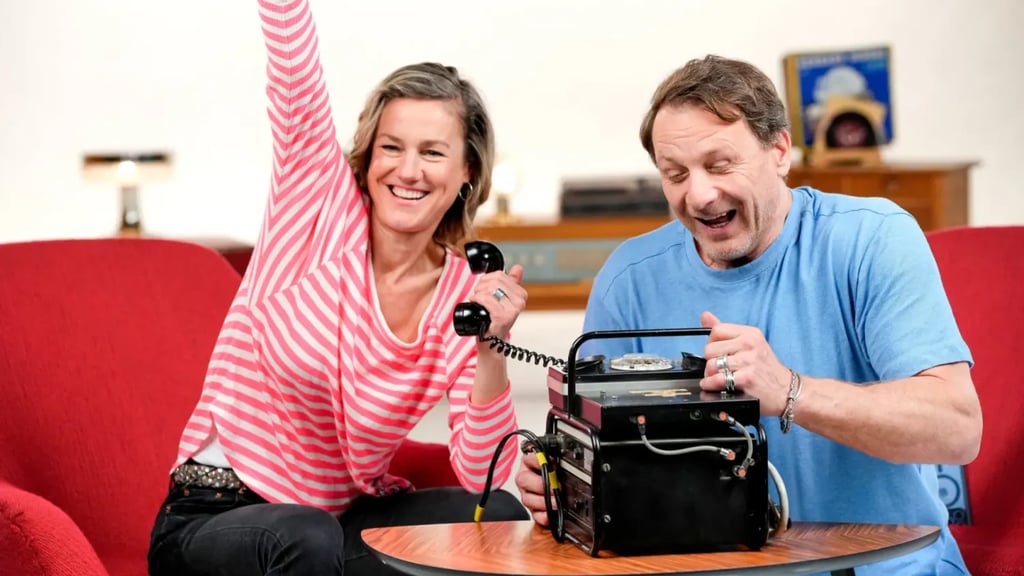 Die Schauspieler Rhea Harder-Vennewald (links) und Hendrik Duryn mit dem Urtes-Telefon. Für die ZDF-Sendung "DDR genial – Mangel macht erfinderisch" testeten Prominente mit Ost-Bezug Erfindungen aus der DDR-Zeit.
